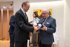 Marszałek województwa pomorskiego Mieczysław Struk wręczający wyróżnienie profesorowi Edmundowi Wittbrodtowi. Fot. Jacek Sowa/UMWP