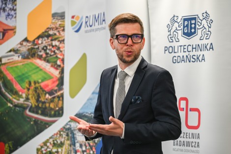 Przemawiający prezes zarządu OMGGS-u Michał Glaser
