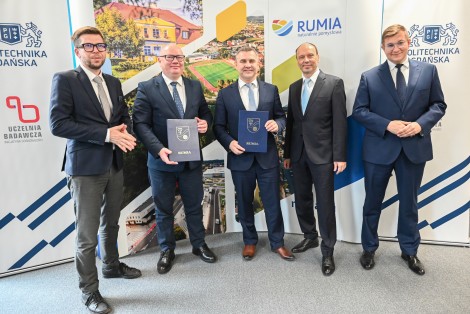 Od lewej: prezes OMGGS-u Michał Glaser, rektor PG Krzysztof Wilde, burmistrz Michał Pasieczny, kanclerz PG Mariusz Miler, sekretarz Rumi Marcin Kurkowski