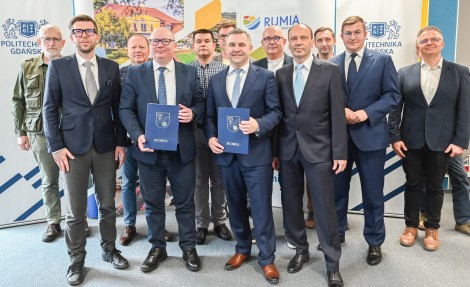 Wszyscy uczestnicy wydarzenia, jakim było podpisanie porozumienia pomiędzy Rumią a Politechniką Gdańską