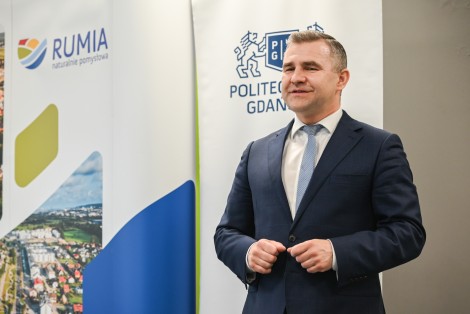 Przemawiający burmistrz Michał Pasieczny