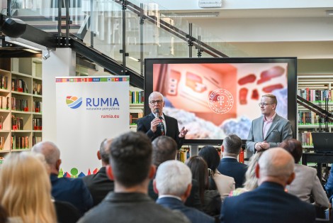 Przemawiający wieloletni dyrektor MDK-u i pasjonat historii Ludwik Bach