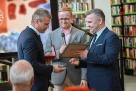 Wręczanie podziękowań i medali osobom zaangażowanym w postanie muzeum