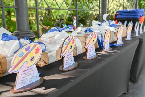 Nagrody dla laureatów konkursu plastycznego