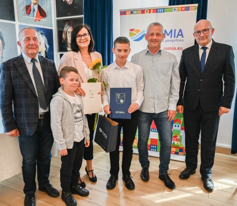 Wręczenie nagród najlepszym absolwentom szkół podstawowych