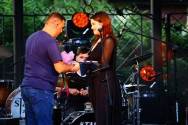 Wiceburmistrz Ariel Sinicki dziękuje za występ Ewelinie Jurczak. Fot. BONUS photo