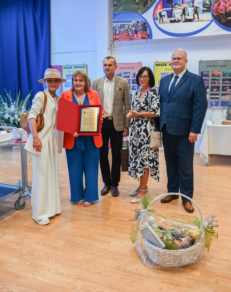 Na zdjęciu od prawej strony: starosta wejherowski Marcin Kaczmarek, etatowy członek zarządu powiatu wejherowskiego Iwona Szczygieł, sportowiec i radny powiatu wejherowskiego Grzegorz Grinholc, Jolanta Król oraz etatowy członek zarządu powiatu wejherowskiego Alicja Skwarło