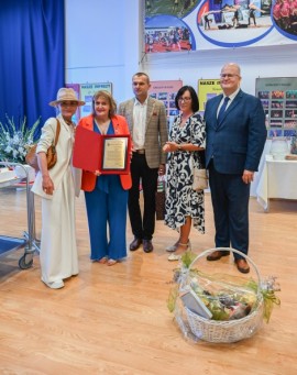 Na zdjęciu od prawej strony: starosta wejherowski Marcin Kaczmarek, etatowy członek zarządu powiatu wejherowskiego Iwona Szczygieł, spo...