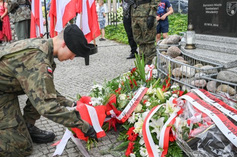 Uroczystości pod pomnikiem AK