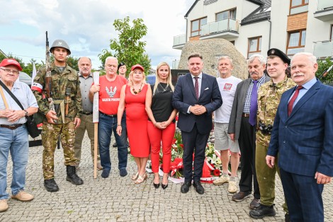 Uroczystości pod pomnikiem AK