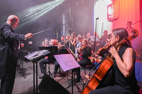 Koncert powstańcy w hali MOSiR-u