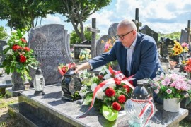 Składanie kwiatów na grobach rumskich Powstańców