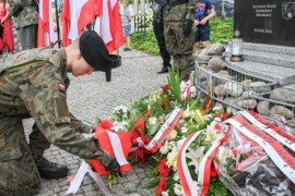 Uroczystości pod pomnikiem AK