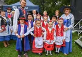 Taneczny zespół dziecięcy wraz z opiekunami