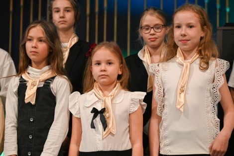 Międzyszkolny chór prowadzony przez dyrygenta Krzysztofa Brzozowskiego