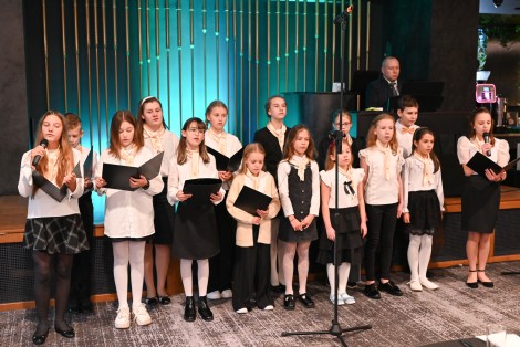 Międzyszkolny chór prowadzony przez dyrygenta Krzysztofa Brzozowskiego