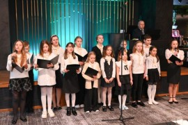 Międzyszkolny chór prowadzony przez dyrygenta Krzysztofa Brzozowskiego