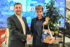 Wiceburmistrz Ariel Sinicki gratulujący Wojtkowi – autorowi projektu 