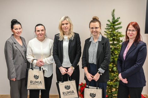 Wiceburmistrz Maria Bochniak (pierwsza od lewej) i naczelnik Wydziału Edukacji, Kultury i Sportu Katarzyna Pierzgalska (pierwsza od prawej) z mianowanymi nauczycielkami