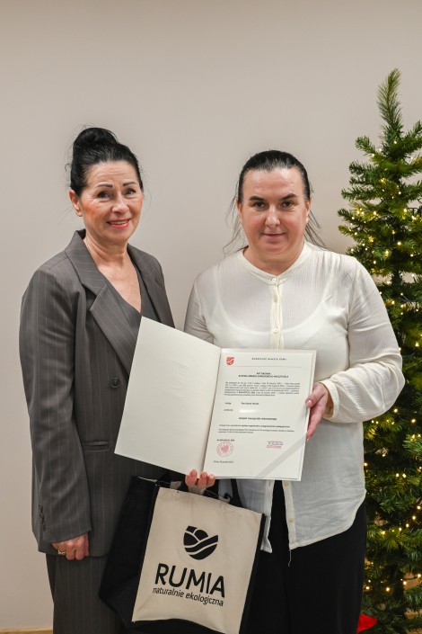 Wiceburmistrz Maria Bochniak i Anna Hincke – Szkoła Podstawowa nr 4 im. Janusza Korczaka w Rumi