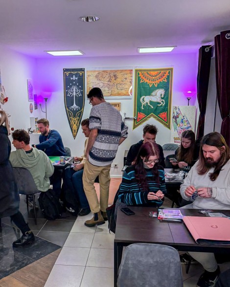 Osoby grające w planszówki i kolekcjonerskie gry karciane