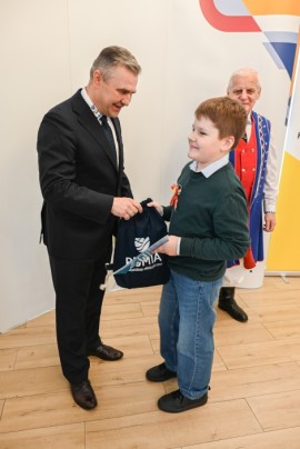 Burmistrz Michał Pasieczny wręczający nagrodę Maksymilianowi Szturze