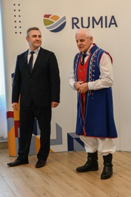 Przemawiający burmistrz Michał Pasieczny oraz wiceprezes rumskiego oddziału Zrzeszenia Kaszubsko-Pomorskiego Józef Lanc