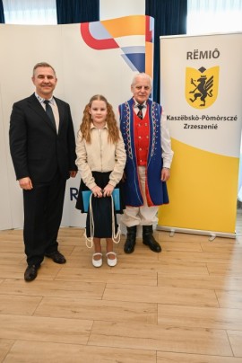 Burmistrz Michał Pasieczny oraz wiceprezes rumskiego oddziału ZKP Józef Lanc z laureatką – Emilią Szymkowiak