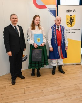 Burmistrz Michał Pasieczny oraz wiceprezes rumskiego oddziału ZKP Józef Lanc z laureatką – Mileną Zielińską
