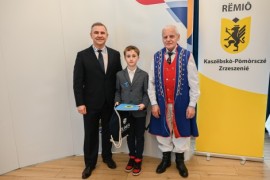 Burmistrz Michał Pasieczny oraz wiceprezes rumskiego oddziału ZKP Józef Lanc z laureatem – Mateuszem Mateją