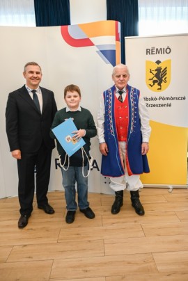Burmistrz Michał Pasieczny oraz wiceprezes rumskiego oddziału ZKP Józef Lanc z laureatem – Maksymilianem Szturą