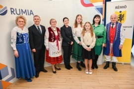 Laureatki z przedstawicielami władz miasta oraz rumskiego oddziału Zrzeszenia Kaszubsko-Pomorskiego