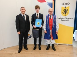 Burmistrz Michał Pasieczny oraz wiceprezes rumskiego oddziału ZKP Józef Lanc z laureatem – Franciszkiem Wandtkem