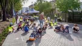 Piknik uliczny organizowany z okazji „Dnia bez Samochodu”