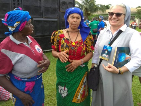Siostra Elżbieta Blok wspólnie z przedstawicielami afrykańskiej społeczności.