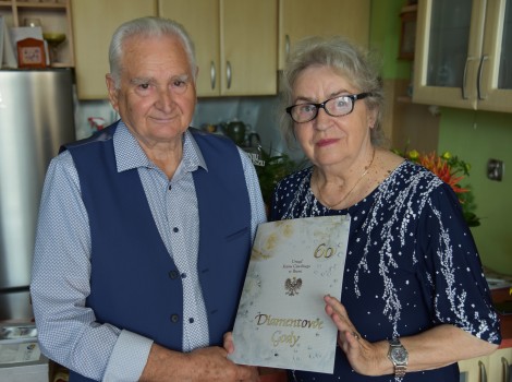 Państwo Juliusz i Eryka Dettlaffowie obchodzący 60. rocznicę ślubu.