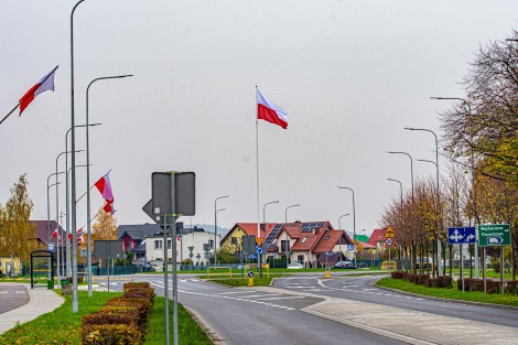 Rondo im. rotmistrza Witolda Pileckiego – zamontowany na stałe 18-metrowy maszt flagowy.