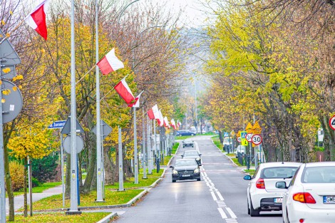 Flagi wywieszone na ulicach miasta.