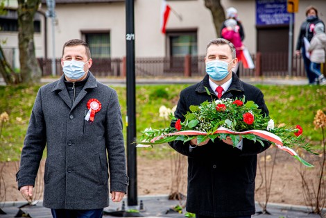 Składanie kwiatów przez przedstawicieli władz miasta: od lewej wiceburmistrz Ariel Sinicki oraz burmistrz Michał Pasieczny.