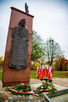 Ozdobiony patriotycznie pomnik Józefa Wybickiego i Hieronima Derdowskiego.