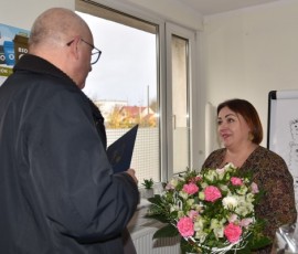 Moment wręczania kwiatów i składania życzeń Gabrieli Konarzewskiej, dyrektorowi Miejskiego Ośrodka Pomocy Społecznej w Rumi