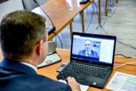 Burmistrz Michał Pasieczny podczas wideokonferencji