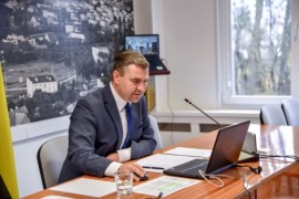 Burmistrz Michał Pasieczny podczas wideokonferencji