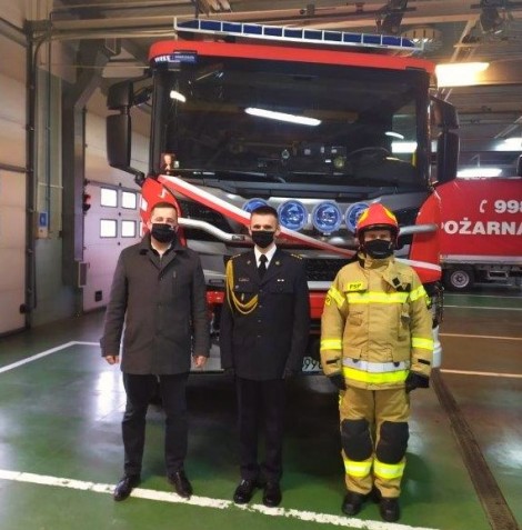 Od lewej strony: wiceburmistrz Rumi Ariel Sinicki ze strażakami.