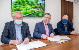 Podpisanie umowy z udziałem burmistrza Michała Pasiecznego (w środku) oraz przedstawicieli gdyńskiej firmy budowlano-drogowej MTM S.A.