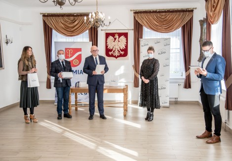 Od lewej: dyrektor MDK-u Agnieszka Skawińska, przewodniczący rady miejskiej Krzysztof Woźniak, wiceburmistrz Piotr Wittbrodt oraz laureatka Teresa Płotkowiak.