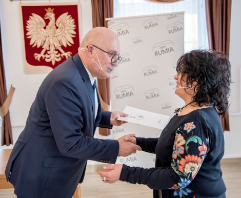 Wiceburmistrz Piotr Wittbrodt oraz Beata Went – wręczenie nagrody