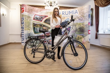 Wiktoria Kreft (3. miejsce, uczennica I LO w Rumi) z nagrodą główną – rowerem ufundowanym przez Starostwo Powiatowe w Wejherowie