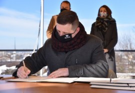 Podpisanie dokumentu przez wiceburmistrza Ariela Sinickiego