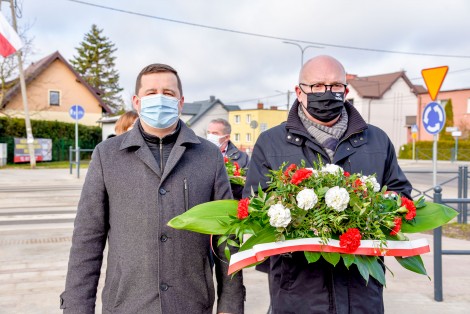 Wiceburmistrz Ariel Sinicki oraz wiceburmistrz Piotr Wittbrodt przed złożeniem kwiatów pod pomnikiem Armii Krajowej